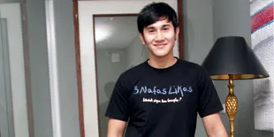 Vino G Bastian Berusaha Nyaman Dengan Banjir
