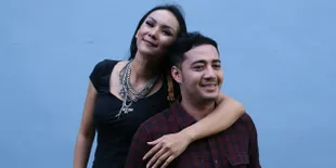 Ini Makna di Balik Mas Kawin Rp 5 Juta Dari Suami Kalina Oktarani