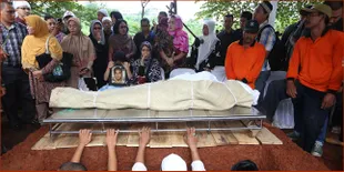 Ini Yang Membuat Ronny Sianturi Nangis di Kuburan Yanni Libels