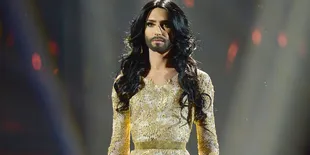 Inilah Conchita Wurst dan Boybandnya Jetzt Anders
