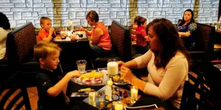 Inspiratif, Anak 6 Tahun Menabung &#38; Ajak Kencan Ibu Tiap Bulan