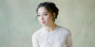 Intip Isi Gift Box Bridesmaid Pernikahan Nikita Willy, Serba Mewah Berisi Baju Kurung - Catokan Mahal