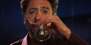 'IRON MAN 3' Gambarkan Tony Stark Sebagai Pecandu Alkohol