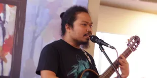 Is Mengundurkan Diri Dari Payung Teduh Karena Alasan Ini?