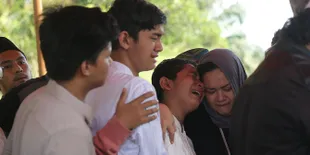 Isak Tangis Keluarga Antar Kepergian Jacky Zimah ke Tempat Peristirahatan Terakhir