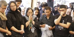 Isak Tangis Keluarga Iringi Proses Pemakaman, Jenazah Ade Irawan Satu Liang Lahat dengan Suami