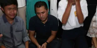 Isak Tangis Lukman Sardi di Samping Jenazah Idris Sardi