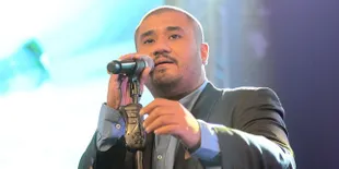 Isak Tangis Sambut Kedatangan Jenazah Mike Mohede di Rumah Duka