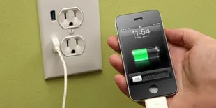 Isi Ulang Baterai Ponsel Di Kasur, Seorang Pria Hampir Meninggal