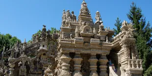 Istana Ini Dibangun Selama 33 tahun dari Kerikil!