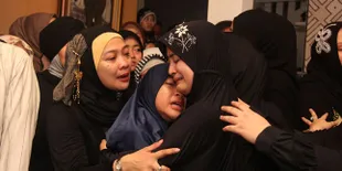 Istri Uje Terus Peluk Peci Putih Kesayangan Suami