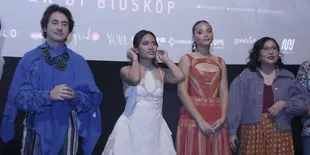 Isu Pelakor Kembali Memanas Bikin Chicco Jerikho Terseret, Arawinda Kirana Tampil Manis Bergaun Putih di Premiere 'LIKE &#38; SHARE'