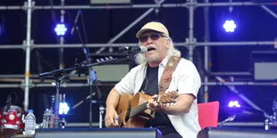 Iwan Fals Tak Kuasa Tahan Tangis Saat Bahas Lagu 'Ibu'