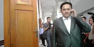 Jadi Buronan, Farhat Abbas Akhirnya Menyerahkan Diri ke Polisi