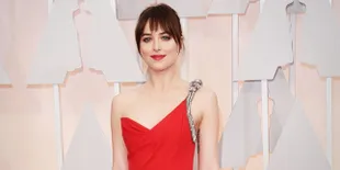 Jadi Cover Model, Dakota Johnson Nekat Berpose Topless