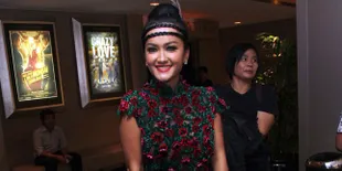 Jadi Duta Susu Soda, Jupe Bagi-Bagi Uang dan Cium