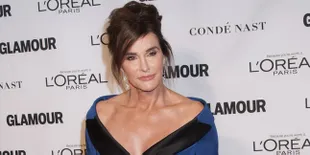 Jadi Model Lipstik, Ayah Tiri Kim Kardashian Pamer Belahan Dada
