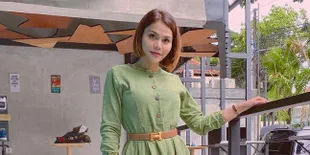 Jadi Mualaf, Foto Katty Butterfly Pakai Mukena dan Lagi Salat Banjir Pujian