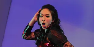 Jadi Penyanyi Dangdut Pantura, Happy Salma Belajar Goyang
