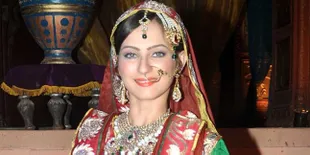 Jadi Rukaiyah, Lavina Tandon Adu Cantik Dengan Juhi Chawla