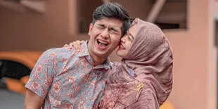 Jadi Suami Siaga Jelang Ria Ricis Melahirkan, Teuku Ryan Mulai Belajar Mengurus Bayi