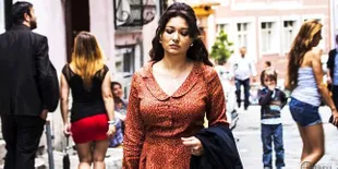 Jadi Wanita 'Miskin', Nurgul Yesilcay 'Gulseren' Aslinya Cantik!