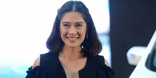 Jago Main Gitar, Dian Sastro Cover Lagu Dua Lipa di Instagram