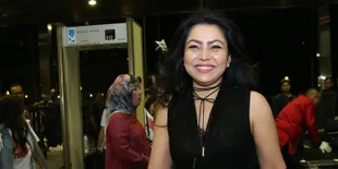 Jalan Bertiga, Mayangsari Makan di Warung Sederhana Dengan Bambang dan Khiran