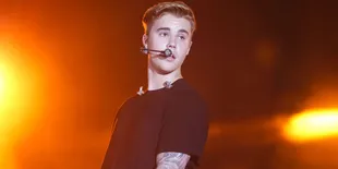 Jalan-Jalan di London, Justin Bieber Kenakan Jaket Kamuflase