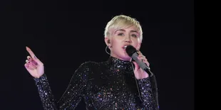 Jalan-Jalan di Pantai, Miley Cyrus Nekat Pamer 'Payudara'