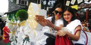Jalan Kaki Hingga Selfie, Pawai Artis Bikin Kota Medan Meriah