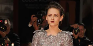 Jalan Mesra di Paris, Kristen Stewart &#38; SoKo Bergandengan Tangan