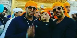 Jalan Naik Mobil Kap Terbuka, SRK & AbRam Bikin Heboh Mumbai
