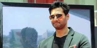 Jalani Pemotretan Dengan Kemeja Putih, Aham Sharma Seksi & Macho