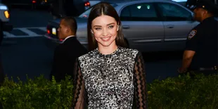 Jalani Pemotretan, Miranda Kerr Pamer Pose Hot Menggoda
