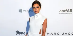 Jalani Photoshoot Terbaru, Victoria Beckham Cuma Pakai Piyama
