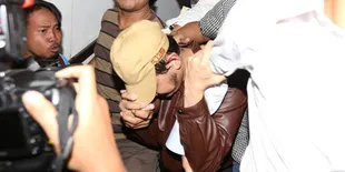 Jalani Sesi Interogasi, Guntur Bumi Masih Bisa Tersenyum?