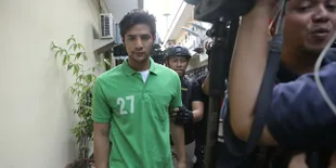 Jalani Sidang Perdana, Pesinetron Ammar Zoni Tampak Tenang