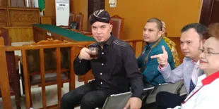 Jalani Sidang Ujaran Kebencian, Ahmad Dhani Santai Ditemani Kopi Hitam Manis
