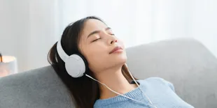 Jangan Sepelekan! 5 Bahaya Menggunakan Headset Saat Tidur yang Bisa Merusak Telinga Anda