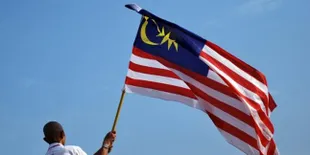 Jangankan Indonesia, Suporter Malaysia Terbalik Bentangkan Bendera Negara Sendiri