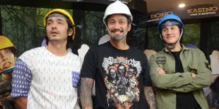 'JANGKRIK BOSS PART 2' Lapisi Bus Damri dengan Sticker Poster