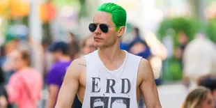 Jared Leto Bawakan Jimmy Fallon Kado Dari The Joker, Surprise!