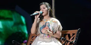 Jatuh Hati Bersama Raisa dan Indahnya Kembang Api Saat Tahun Baru