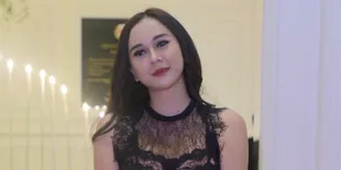 Jauh-Jauhan Setelah Nikah, Aura Kasih Berbalas Pesan Romantis dengan Suami