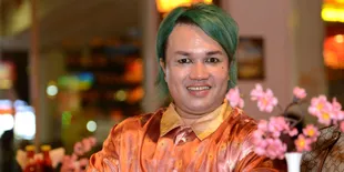 Jelang Lebaran, Tata Liem Ubah Warna Rambut Jadi...