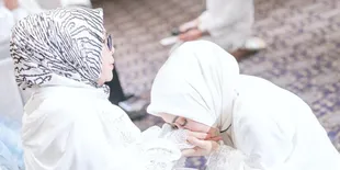 Jelang Menikah Dengan Reino Barack, Syahrini Menangis Saat Minta Restu ke Ibunda