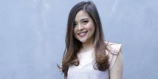 Jelang Pengajian Nikah, Tasya Kamila Nyekar ke Makam Ayahanda