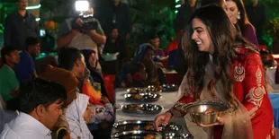 Jelang Pernikahan Putrinya, Keluarga #CrazyRichIndia Beri Makan 5 Ribu Orang Miskin