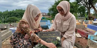 Jelang Ramadan, Ayu Ting Ting Ziarah ke Makam Almarhum Adik Laki-Laki